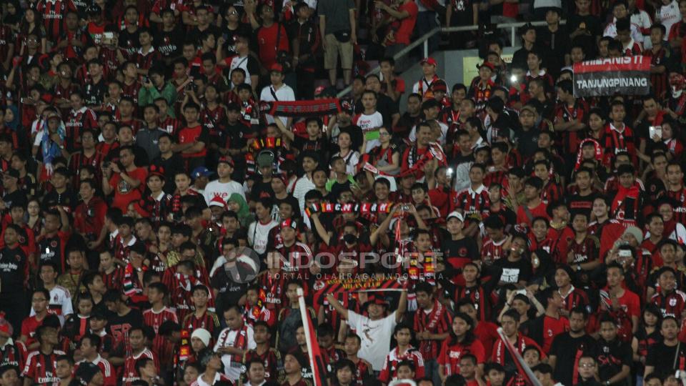 Aksi Milanisti Indonesia saat laga Football Legend Tour 2014 di SUGBK, Jakarta, Sabtu (07/06/14). - INDOSPORT